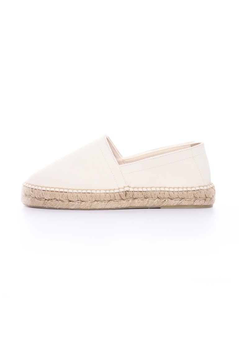 Espadrille en toile écrue avec un bout pointu et une semelle en corde de jute. Présente un design simple et une texture lisse sans ornements.