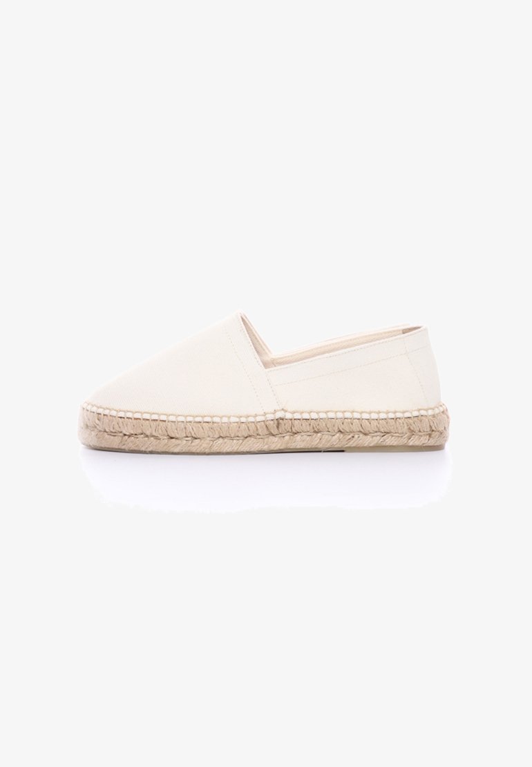 Espadrilles in tela color bianco sporco con punta affilata e suola в из juta. Presentano un design semplice e una texture liscia senza decorazioni.