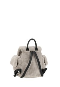 Mochila de pelaje sintético gris con detalles en cuero negro, diseñada con una forma redondeada y doble correas para los hombros para un uso cómodo.