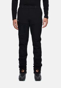 Zwarte skibroek van duurzaam materiaal, met een slimfit ontwerp, ritssluiting zakken en versterkte onderbenen voor extra bescherming.