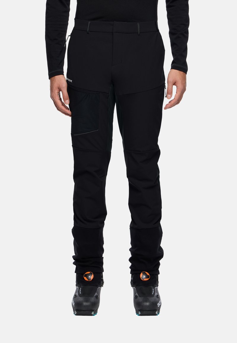 Zwarte skibroek van duurzaam materiaal, met een slimfit ontwerp, ritssluiting zakken en versterkte onderbenen voor extra bescherming.