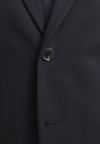 Schwarzer Blazer mit einem einzelnen Knopfverschluss, Reverskragen und einer eleganten Stofftextur mit feinen Nahtdetails am Revers.