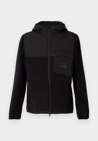 Sort hættejakke med fleece og glat stof, lynlåslukning, forlommer og et logo-patch på brystet.