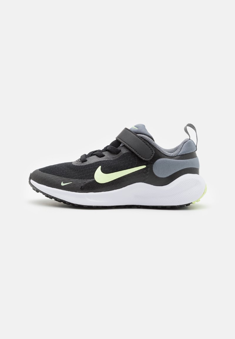 Chaussure de sport noire avec tige en maille, accents gris et logo en forme de virgule vert fluo. Dispose d'une sangle à crochets et d'une semelle extérieure texturée.