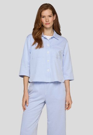 Gemustertes, hellblaues und weißes Pyjama-Set aus weichem Stoff; umfasst ein knöpfbares Hemd mit zwei vorderen Taschen und lockerer Passform.