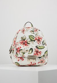 Bloemenrugzak gemaakt van wit synthetisch materiaal met roze en groene bloemenpatronen. Voorzien van een goudkleurige sluiting en een bovenhandvat.