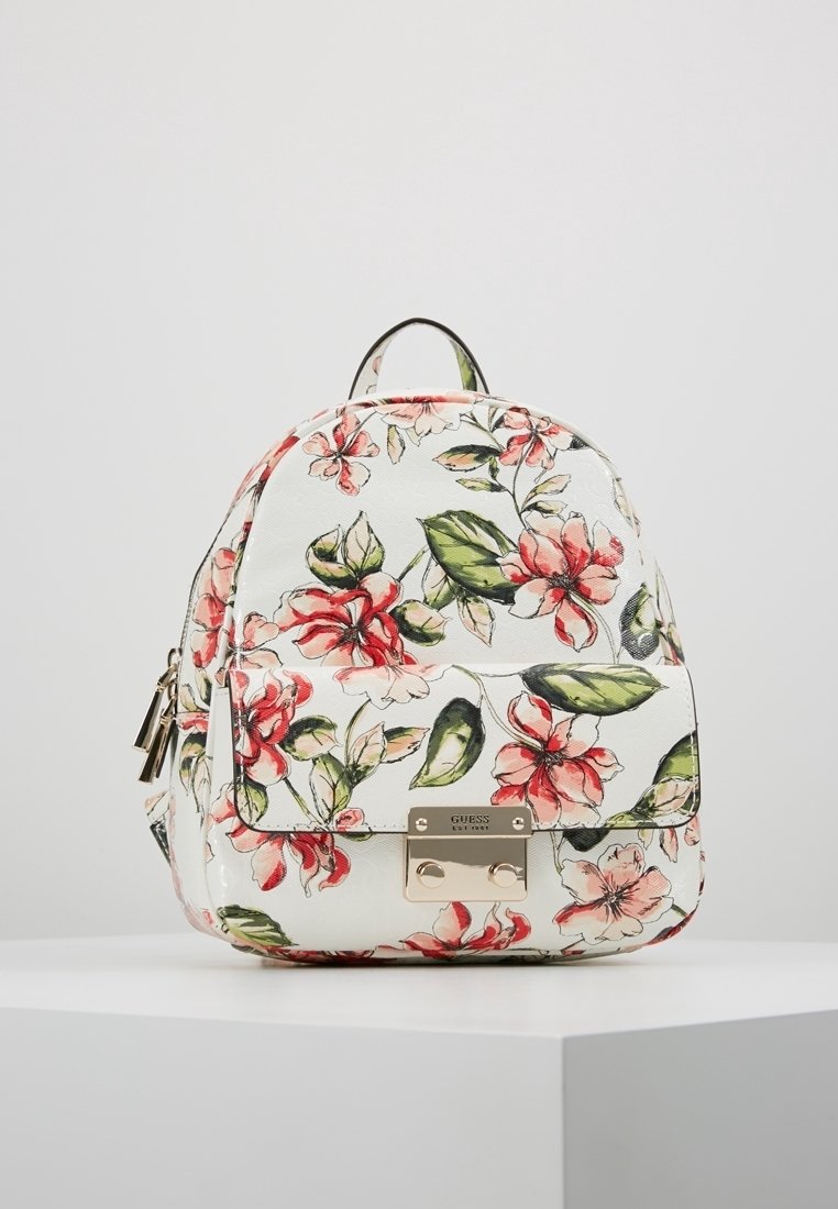 Bloemenrugzak gemaakt van wit synthetisch materiaal met roze en groene bloemenpatronen. Voorzien van een goudkleurige sluiting en een bovenhandvat.
