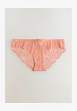 Persiku krāsas apakšbikses ar mežģīņu sānu paneļiem, gludu priekšpusi, viļņotām malām un mazu loku uz jostasvietas.