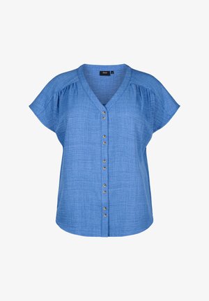 Camisa azul de tejido entrelazado con escote en V y mangas cortas tipo dolman. Presenta botones marrones en contraste y un corte relajado. Tejido suave y texturizado.