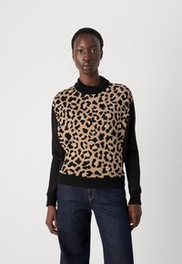 Pletený svetr s černým tělem a leopardím vzorem v béžové a černé barvě na přední straně. Má ribbovaný výstřih a manžety.