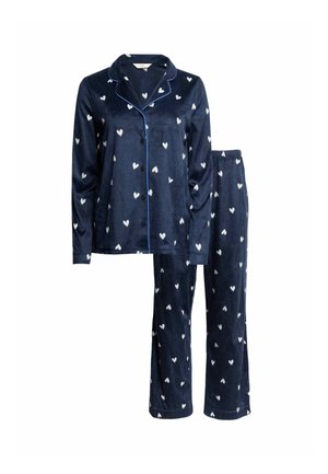Conjunto de pijama azul marino hecho de tela suave, con patrones de corazones blancos. La parte superior tiene un cuello y botones, y los pantalones tienen una cintura elástica.