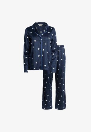 Granatowy zestaw piżamowy wykonany z miękkiego materiału, z białymi wzorami w serca. Bluzka ma kołnierzyk i guziki, a spodnie mają elastyczny pas.