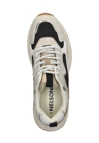Sneaker met een mix van beige, zwart en witte materialen, met een gestructureerde mesh bovenkant, vetersluiting en een rubberen zool. Maat 37.