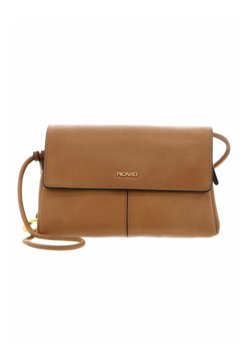 Handtasche aus cognacfarbenem Leder mit Klappverschluss, goldenem Logo und abnehmbarem Schulterriemen. zeichnet sich durch klare Linien und minimalistisches Design aus.