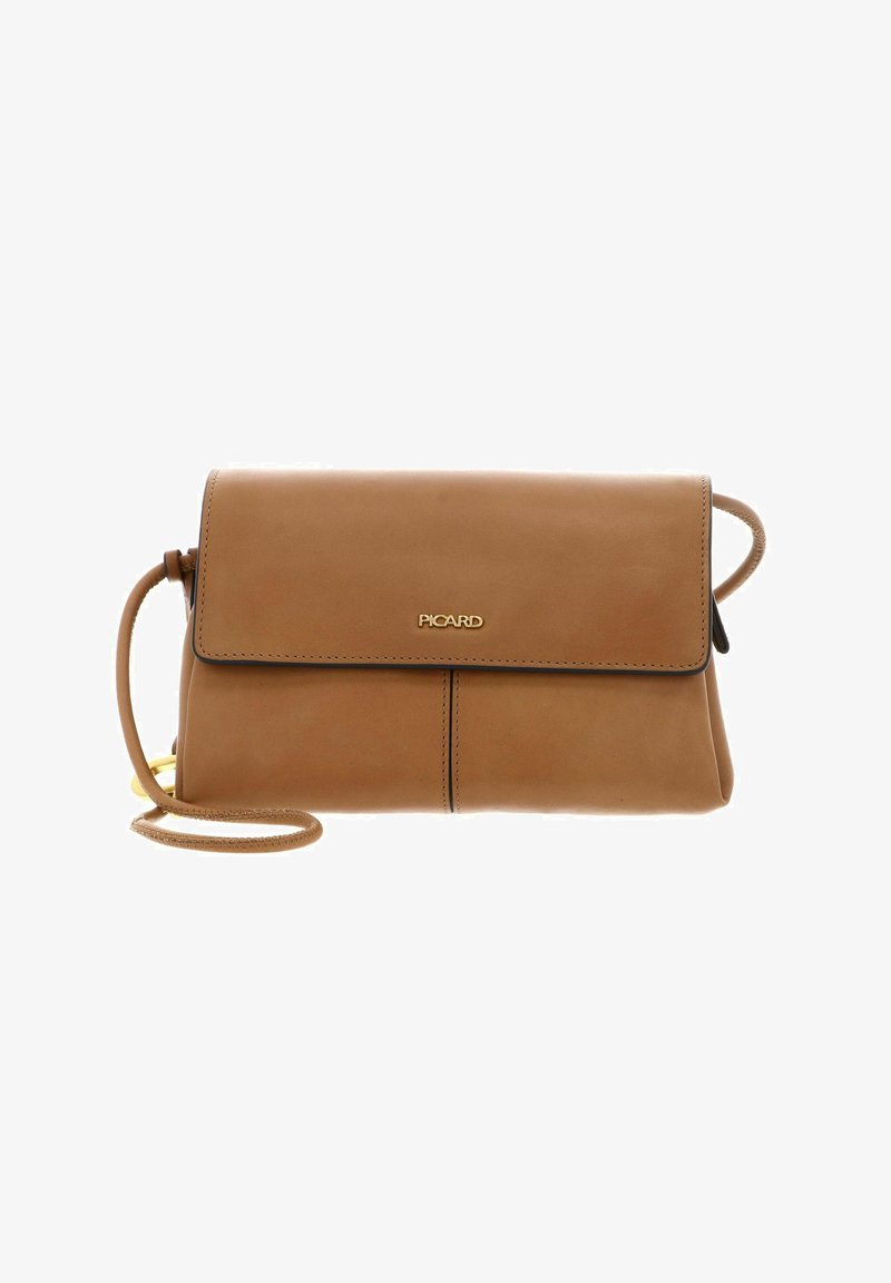 Handtasche aus cognacfarbenem Leder mit Klappverschluss, goldenem Logo und abnehmbarem Schulterriemen. zeichnet sich durch klare Linien und minimalistisches Design aus.