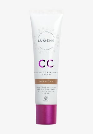 CC Color Correcting Cream in einer weißen Tube mit pinkem Deckel, beschriftet "Deep Tan." Textmerkmale umfassen SPF 20 und vegane Zertifizierung.
