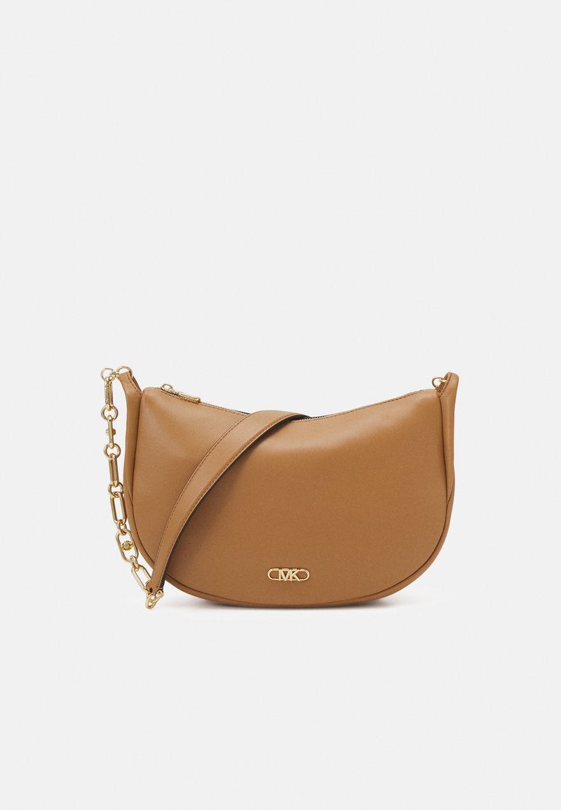 Tasche aus tanfarbenem Leder mit einer geschwungenen Form, goldenen Beschlägen und einem Kettenriemen. Sie hat einen Reißverschluss und ein auffälliges Logodesign.