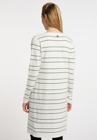 Dlouhé šaty z bílé tkaniny s zelenými vodorovnými pruhy. Kulatý výstřih s viditelným logem na zadní straně, jednoduchý design.