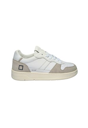 Hvid og beige lav-top sneaker med snørebånd, perforeret tå og tyk sål, vist fra ydersiden.