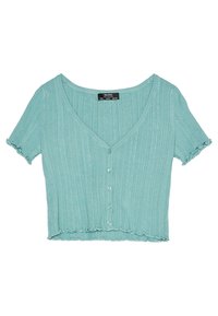 Kortärmad, kort cardigan i ljus teal, med ribbat mönster, V-ringning och tre dekorativa knappar med volangkanter.