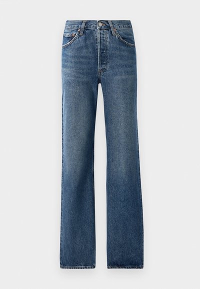 Jean en denim bleu avec une coupe droite, comportant cinq poches, un bouton de fermeture et des effets de décoloration légers avec un léger frottement.