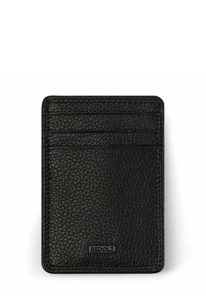 Zwarte leren kaarthouder met een gestructureerd oppervlak, voorzien van vier kaartsleuven en een gedebosseerd merkimpressie onderaan.