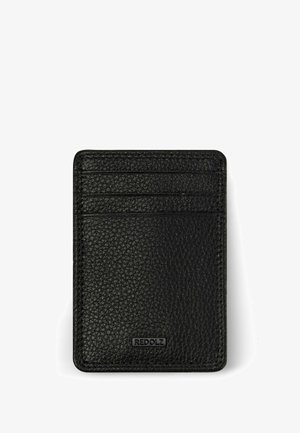 Zwarte leren kaarthouder met een gestructureerd oppervlak, voorzien van vier kaartsleuven en een gedebosseerd merkimpressie onderaan.