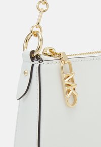 MICHAEL Michael Kors EMPIRE CHAIN POUCHETTE - Handbag - optic white