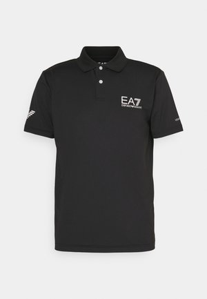 Svart polo-tröja i mjukt tyg, med en tvåknappsknäppning, EA7-logga på bröstet och ventilationsdesign på ärmen.