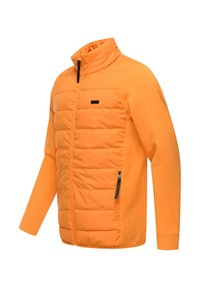 Giacca arancione con zip, caratterizzata da una parte frontale imbottita, maniche in tessuto liscio e tasche laterali con zip. Design minimalista con collo alto.