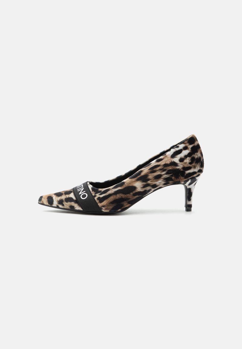 Escarpin à talon kitten pointu pour femme, imprimé léopard et bride noire à l'avant avec texte blanc.