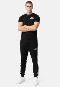 Lonsdale NORMALE PASSFORM FOINDLE - Träningsbyxor - black white