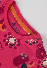 Rosa Baumwoll-T-Shirt mit bunten Mustern, oranger Halsbündchen und Druckknöpfen. Verfügt über einen runden Ausschnitt und eine weiche Textur.