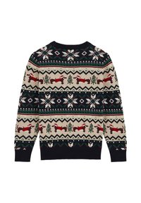 Stickad tröja med ett festligt mönster av röda renar, träd och snöflingor på en krämfärgad bakgrund, accentuerad med gröna och svarta detaljer.