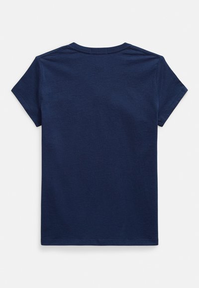 Tengerészkék rövid ujjú póló környakú kivitelben. Puha, könnyű pamutból készült. Nincs rajta látható minta vagy díszítés.