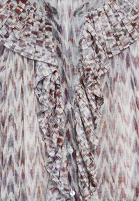 Kevyt kangas, jossa on pystysuorat poimut ja frillattu etuosa, sisältäen abstraktin kuvion violetissa, ruskeassa ja harmaassa sävyssä valkoisten nappien kanssa.