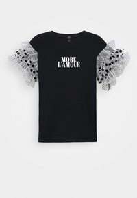 Černé tričko s krátkými rukávy ve stylu volánů z puntíkované tylu. Na přední straně je bílý nápis "MORE L'AMOUR." Jednoduchý, nenáročný design.