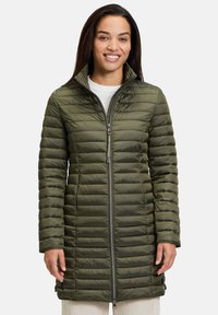Olijfgroen pufferjack met verticale quilted structuur, hoge kraag en volledige rits. Heeft lange mouwen en een middellange pasvorm.