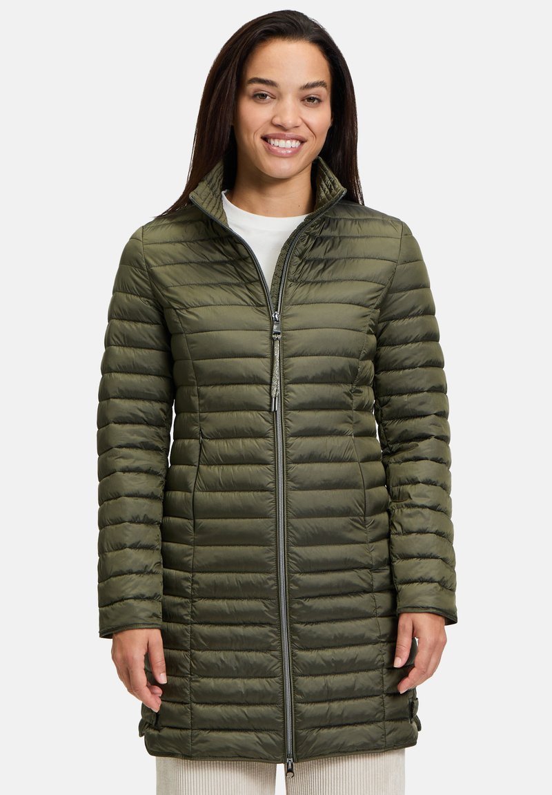 Olijfgroen pufferjack met verticale quilted structuur, hoge kraag en volledige rits. Heeft lange mouwen en een middellange pasvorm.