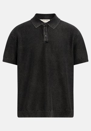 Μαύρο πλεκτό πόλο μπλουζάκι με κοντά μανίκια, τρία κουμπιά στο εμπρός μέρος και rib ύφασμα στο γιακά, τα μανσέτα και το τελείωμα, εμφανίζεται σε απλό φόντο.