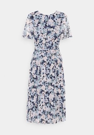 Robe midi fleurie avec manches courtes, jupe plissée et ceinture à la taille dans les tons bleu pastel, marine et blanc sur fond clair.