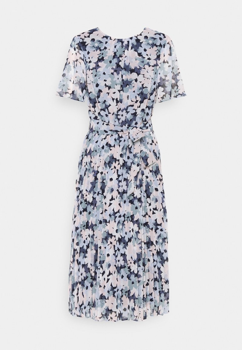 Robe midi fleurie avec manches courtes, jupe plissée et ceinture à la taille dans les tons bleu pastel, marine et blanc sur fond clair.