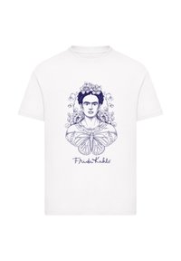 Weißes Baumwoll-T-Shirt mit einer blauen Illustration einer Frau, umgeben von Blumen und Schmetterlingen, und dem Text "Frida Kahlo" darunter.