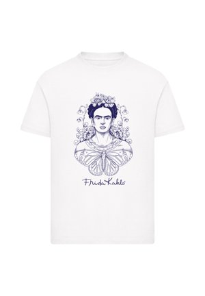 Weißes Baumwoll-T-Shirt mit einer blauen Illustration einer Frau, umgeben von Blumen und Schmetterlingen, und dem Text "Frida Kahlo" darunter.