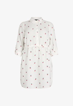 Bílé šaty s knoflíky a potiskem třešní, s rukávy ohrnutými do tří čtvrtin a páskem vázaným v pase.