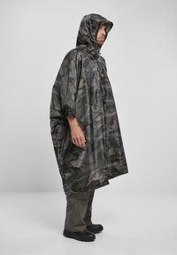 Brandit PONCHO - Vandeniui atspari striukė - darkcamo