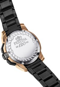 Orologio in acciaio inox nero con cassa accentuata in oro rosa; presenta un fondello in argento inciso con "FESTINA 120" e dettagli sulla resistenza all'acqua.