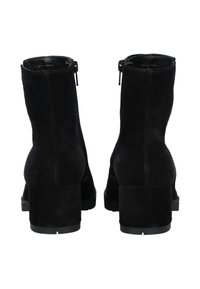 Pár černých semišových kotníkových bot s blokovými podpatky a zadními zipy, zobrazeno zezadu na bílém pozadí.