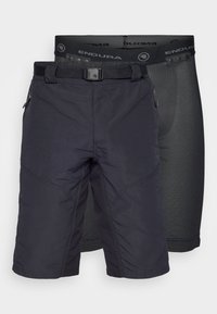 Shorts de cyclisme noirs avec une taille texturée, présentant une finition lisse, des passants de ceinture et des détails de couture pour une durabilité renforcée.