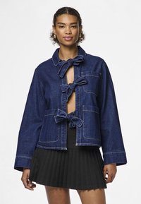 Pieces PCOFELIA BOW SHIRT - Τζιν μπουφάν - medium blue denim